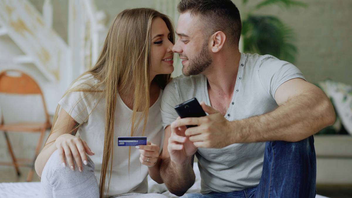 Infographic comparing single vs joint credit card usage among couples