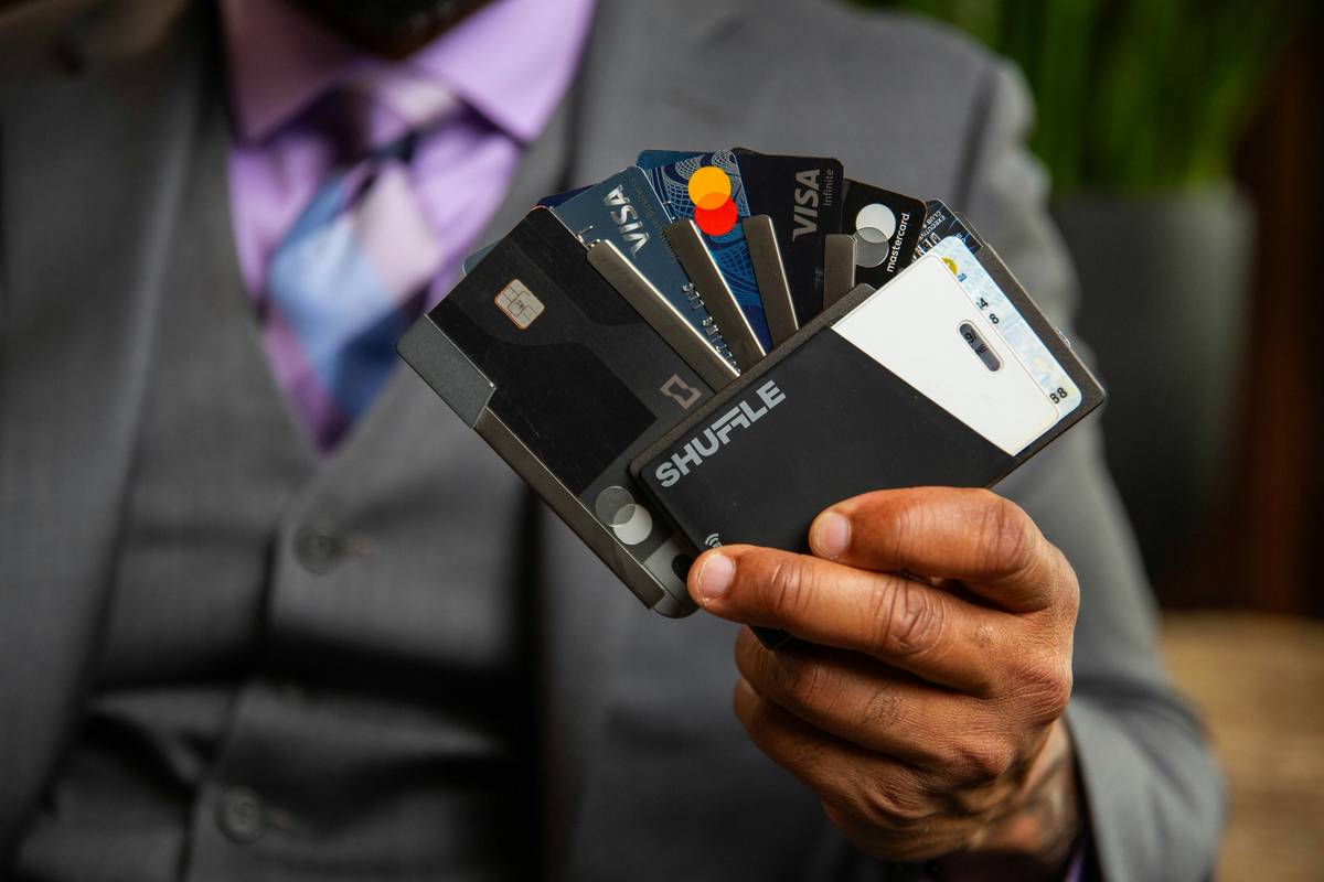 Infographic listing tips for managing joint credit cards effectively