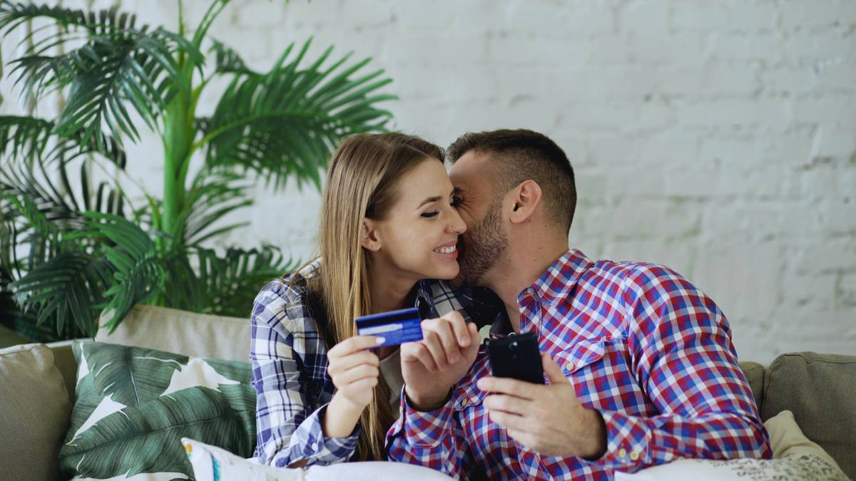 Infographic showing benefits and risks of joint credit cards for couples