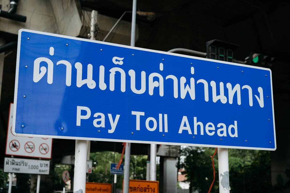 Infographic showing statistics about joint credit card usage among travelers.