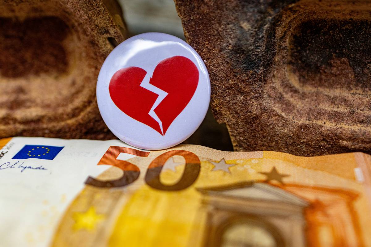 Joint Credit Card Liability Risks: What You Need to Know Before Sharing the Plastic