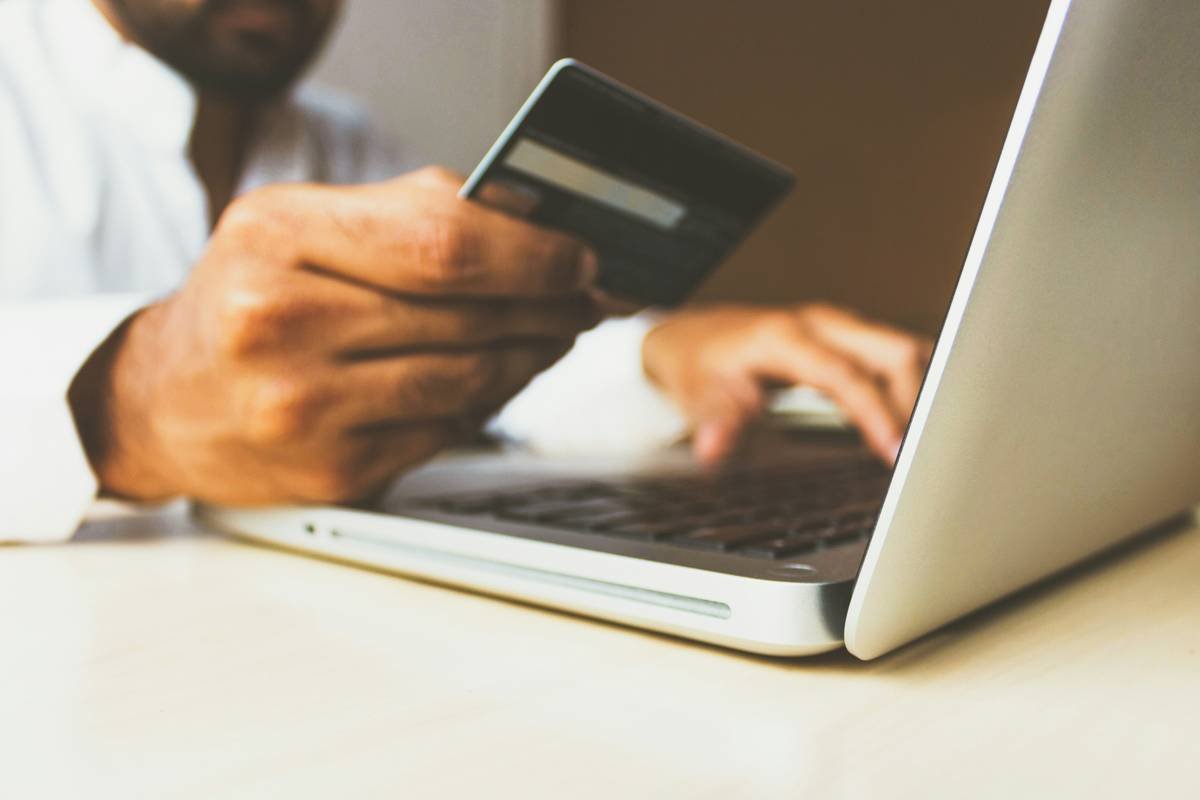 Bar chart showing 31% higher approval rates for joint vs individual credit card applications among subprime borrowers (Experian Q1 2024)