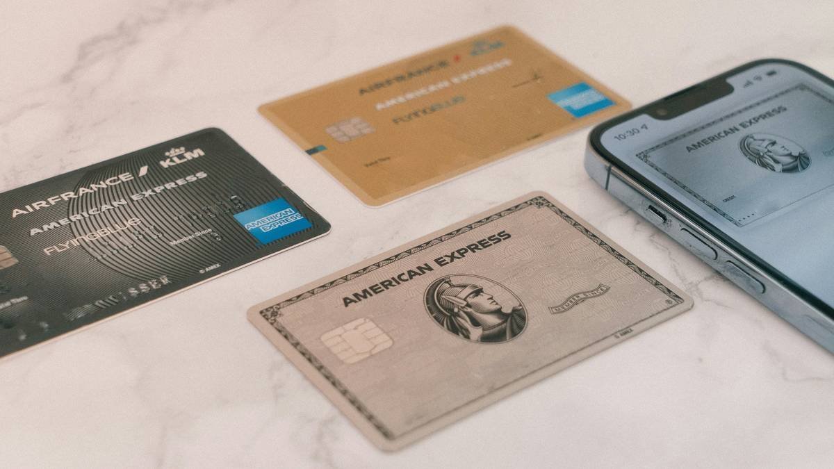 Infographic comparing joint credit card vs authorized user: legal liability, credit impact, and approval requirements
